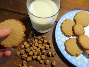 Souchets, lait de souchet et biscuits sablés au souchet